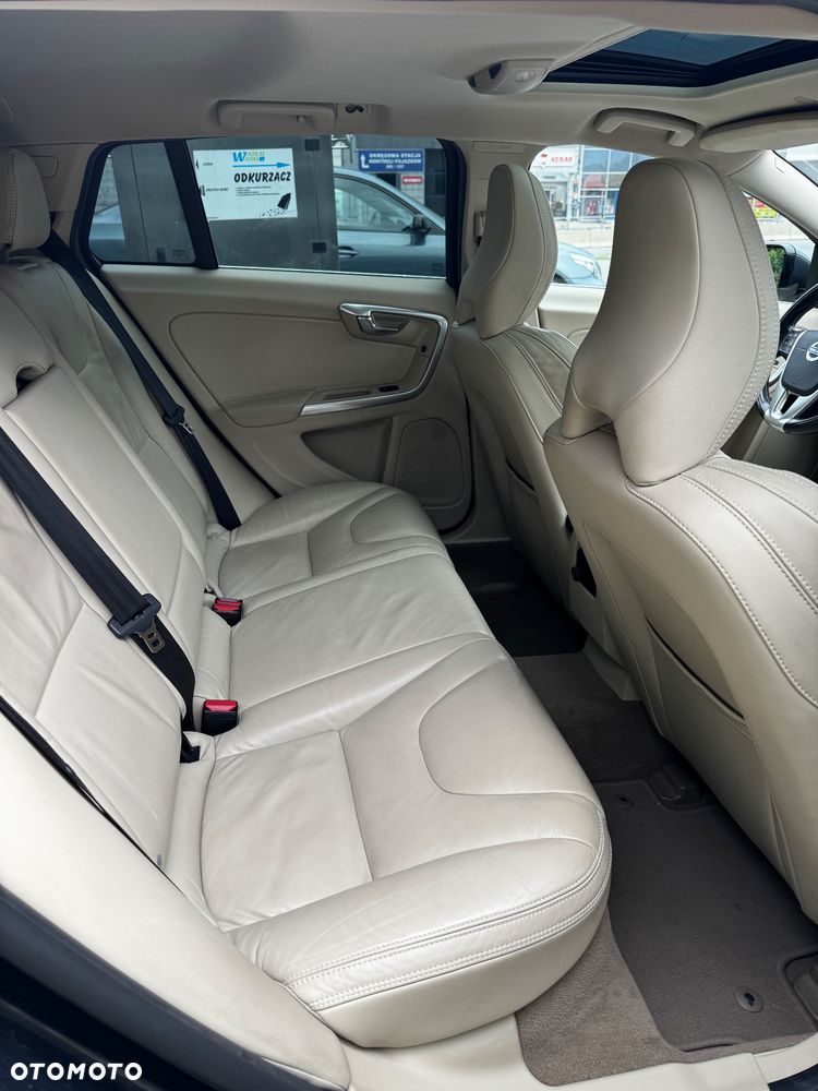 Volvo V60 D6 AWD Plug-in Hybrid R-Design Summum - 10