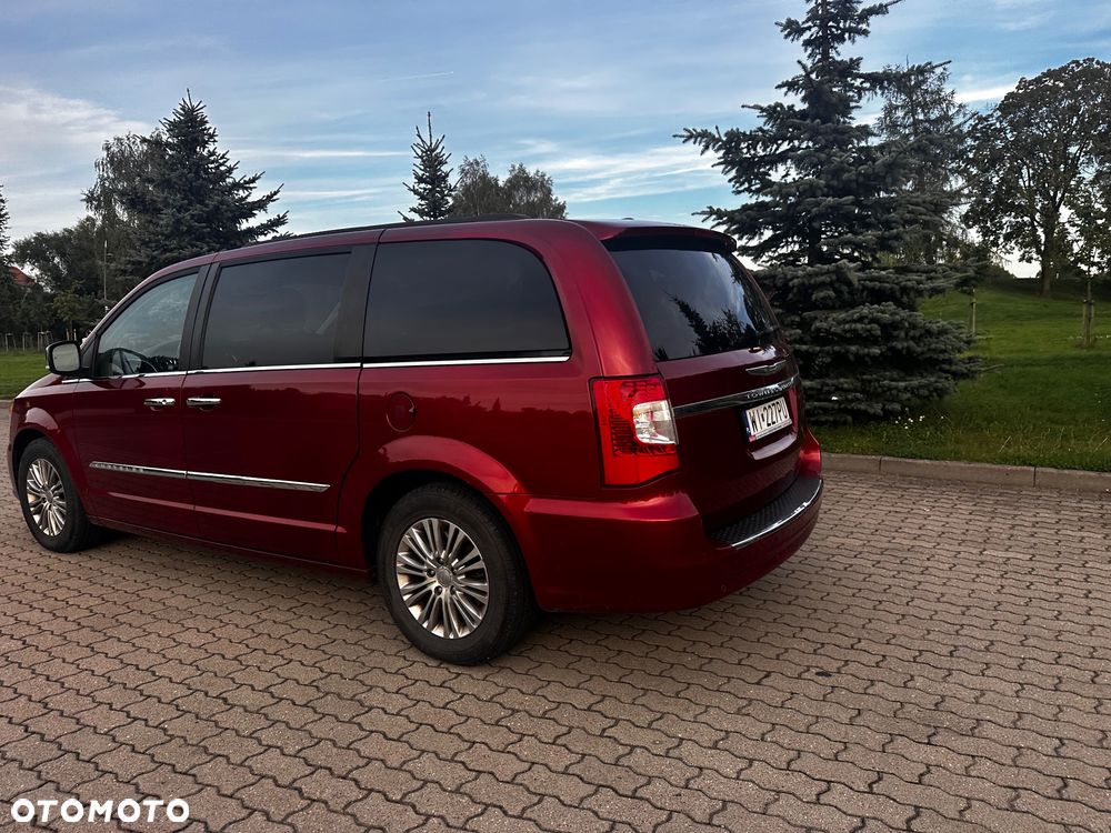 Chrysler Town & Country - 13