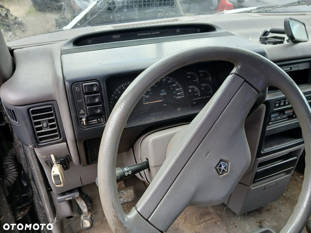 Chrysler Voyager II fotel fotele kanapa deska kokpit podsufitka boczek boczki klamka podłokietnik - 3