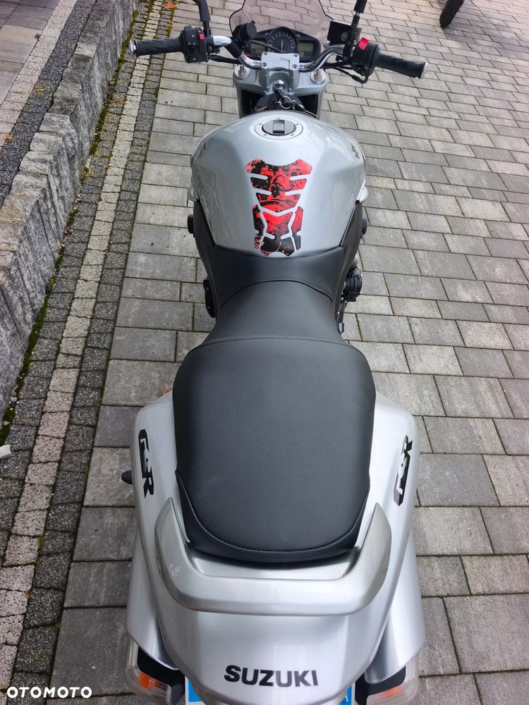 Suzuki GSR - 10