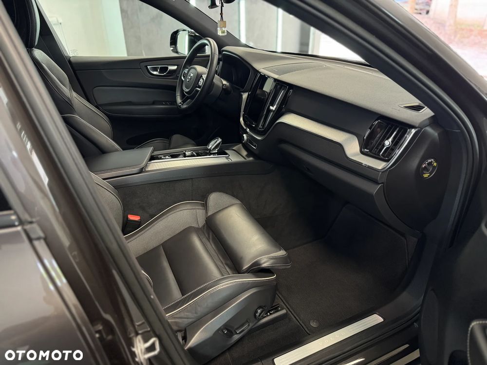 Volvo XC 60 B5 D AWD Plus Dark - 24