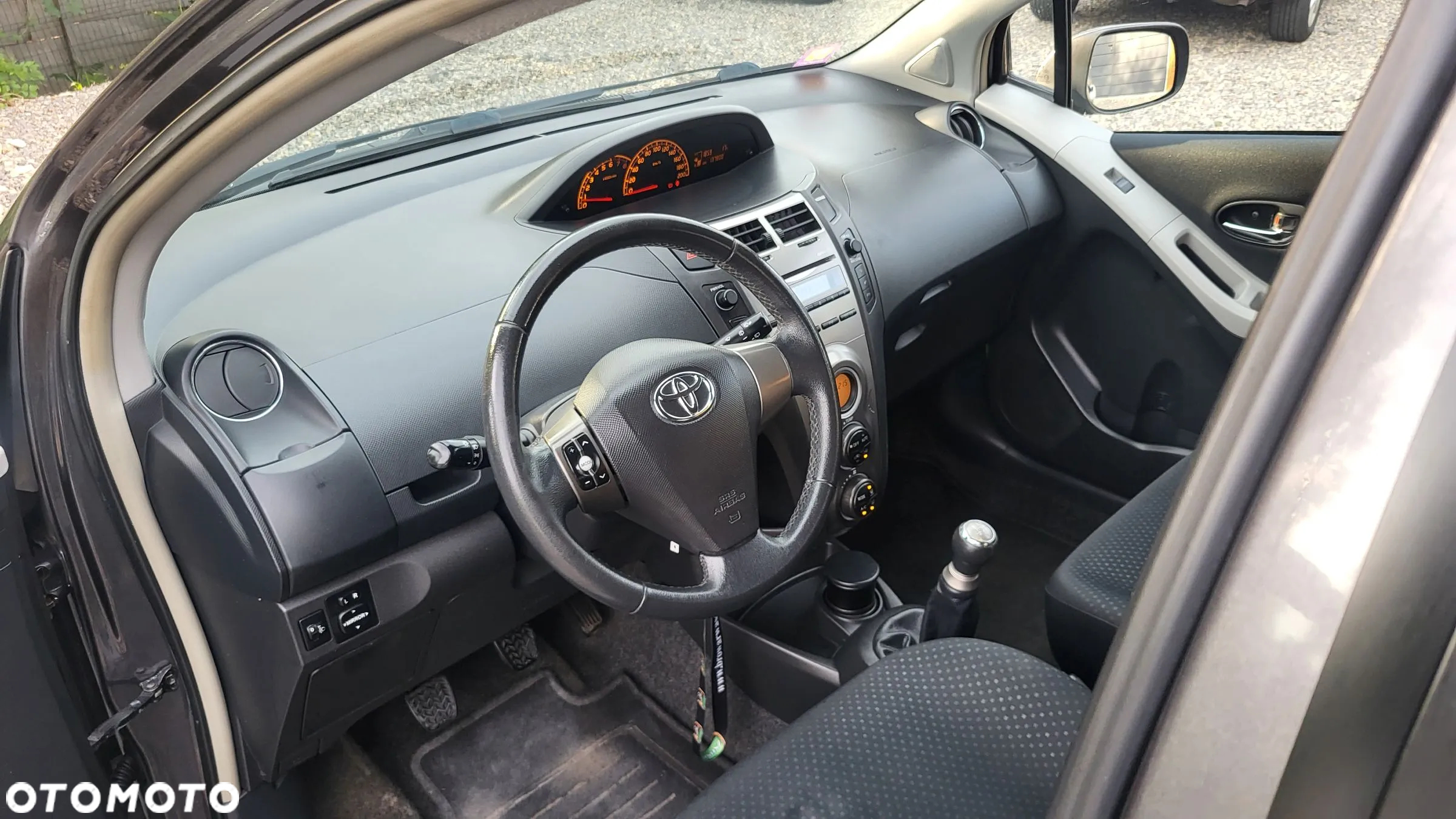 Toyota Yaris 1.0 Premium - 12