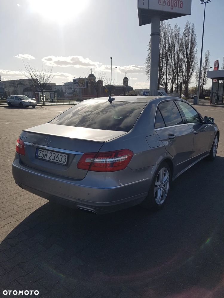 Mercedes-Benz Klasa E 200 CGI BlueEFFICIENCY Automatik - 2