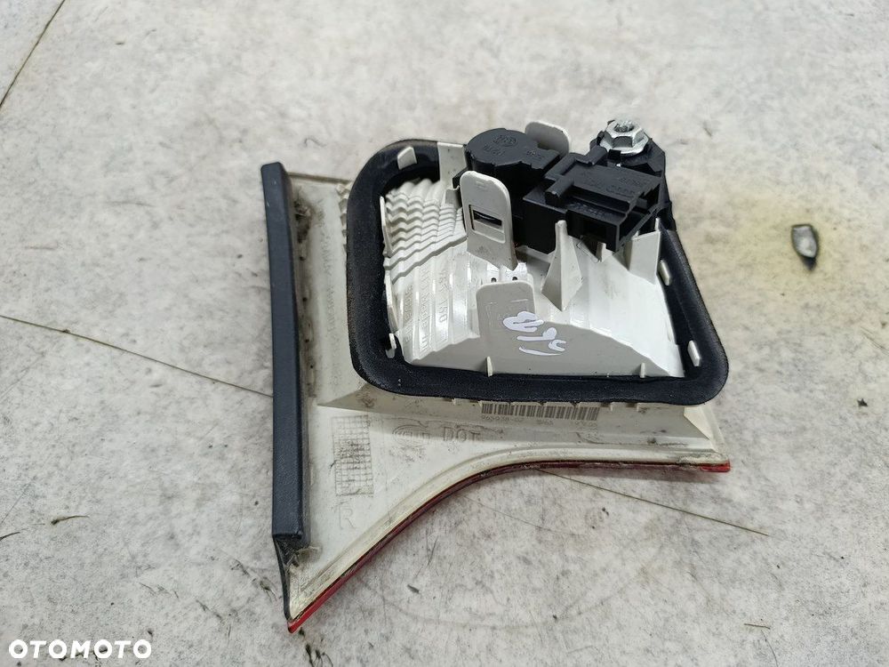 LAMPA TYLNA PRAWA W KLAPE AUDI A4 B7 8E5945094A HELLA SEDAN - 5