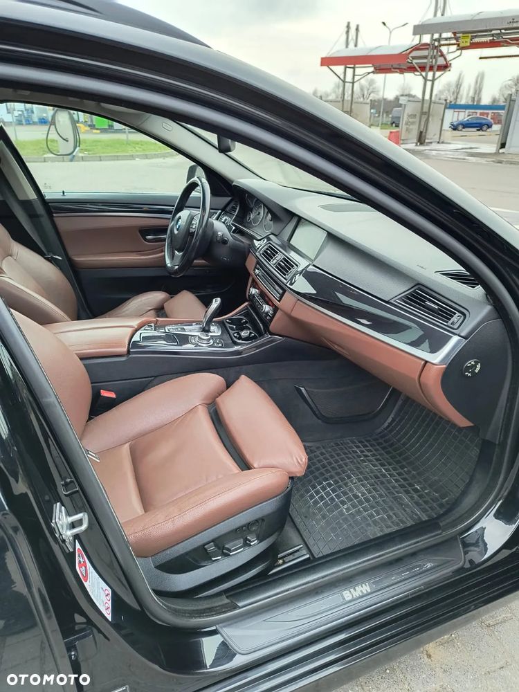 BMW Seria 5 525d xDrive - 14