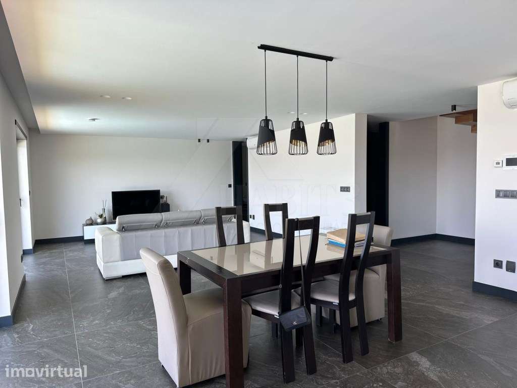 Moradia de Luxo com Localização Privilegiada e Vistas Deslumbrantes - Grande imagem: 2/6