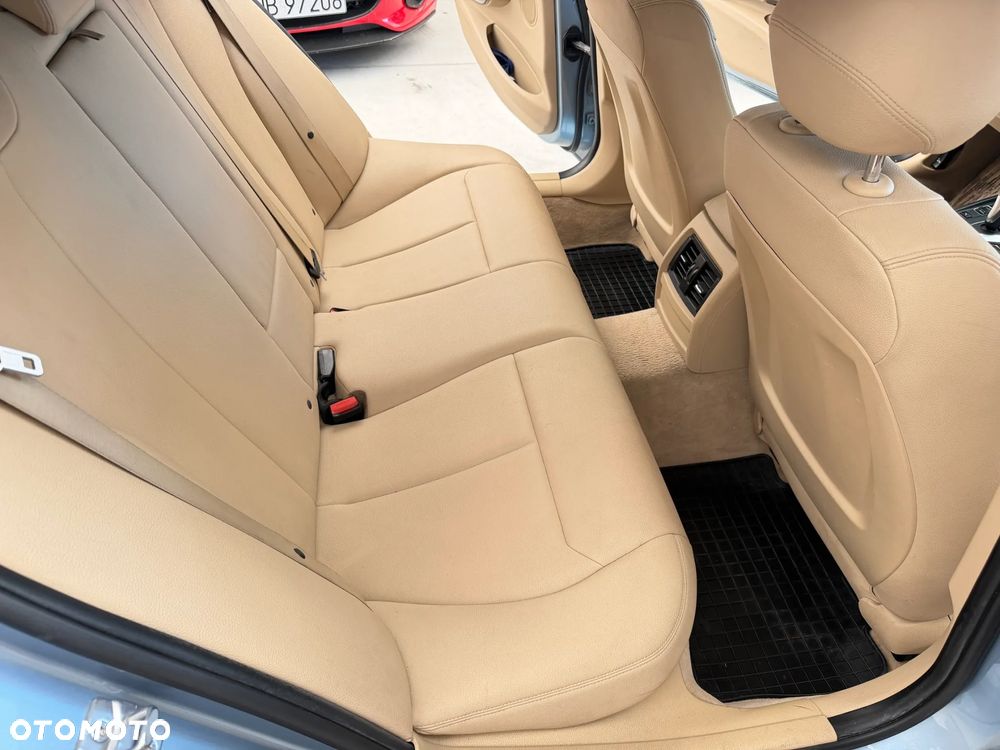 BMW Seria 3 320i Luxury Line - 8