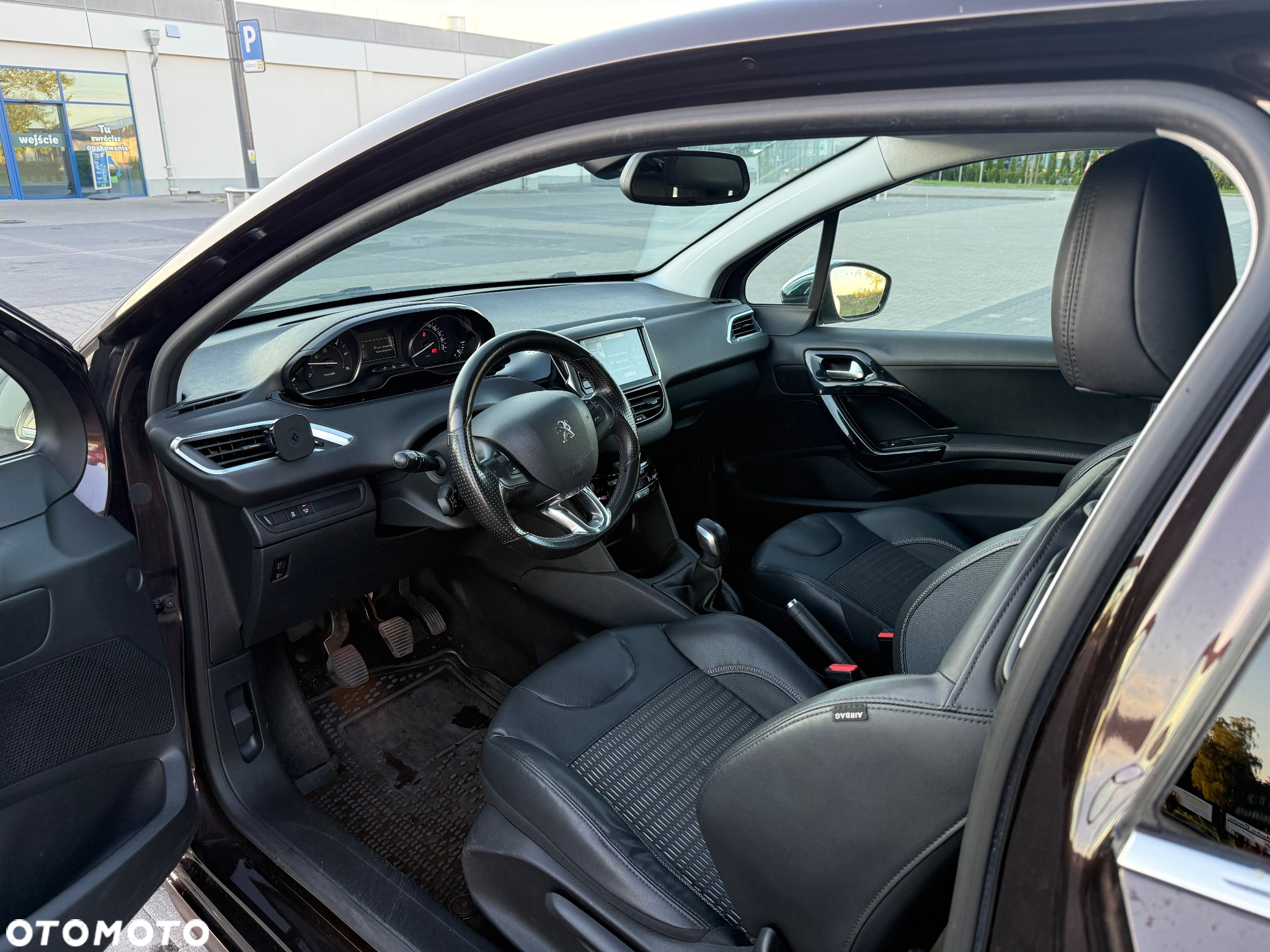Peugeot 208 - 8