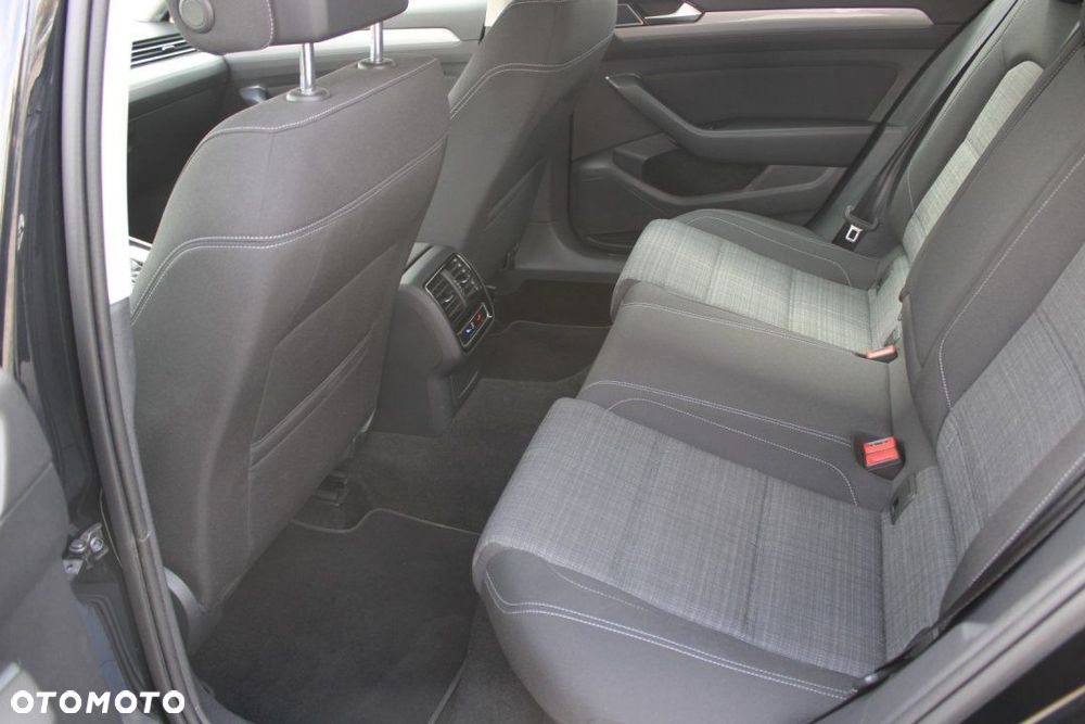 Volkswagen Passat - 24