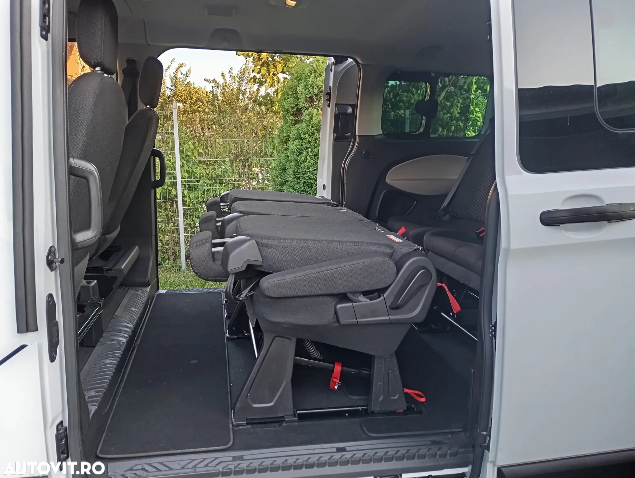 Ford Tourneo Custom Bus 320 2.0 EcoBlue 130 CP L1H1 Trend - 17