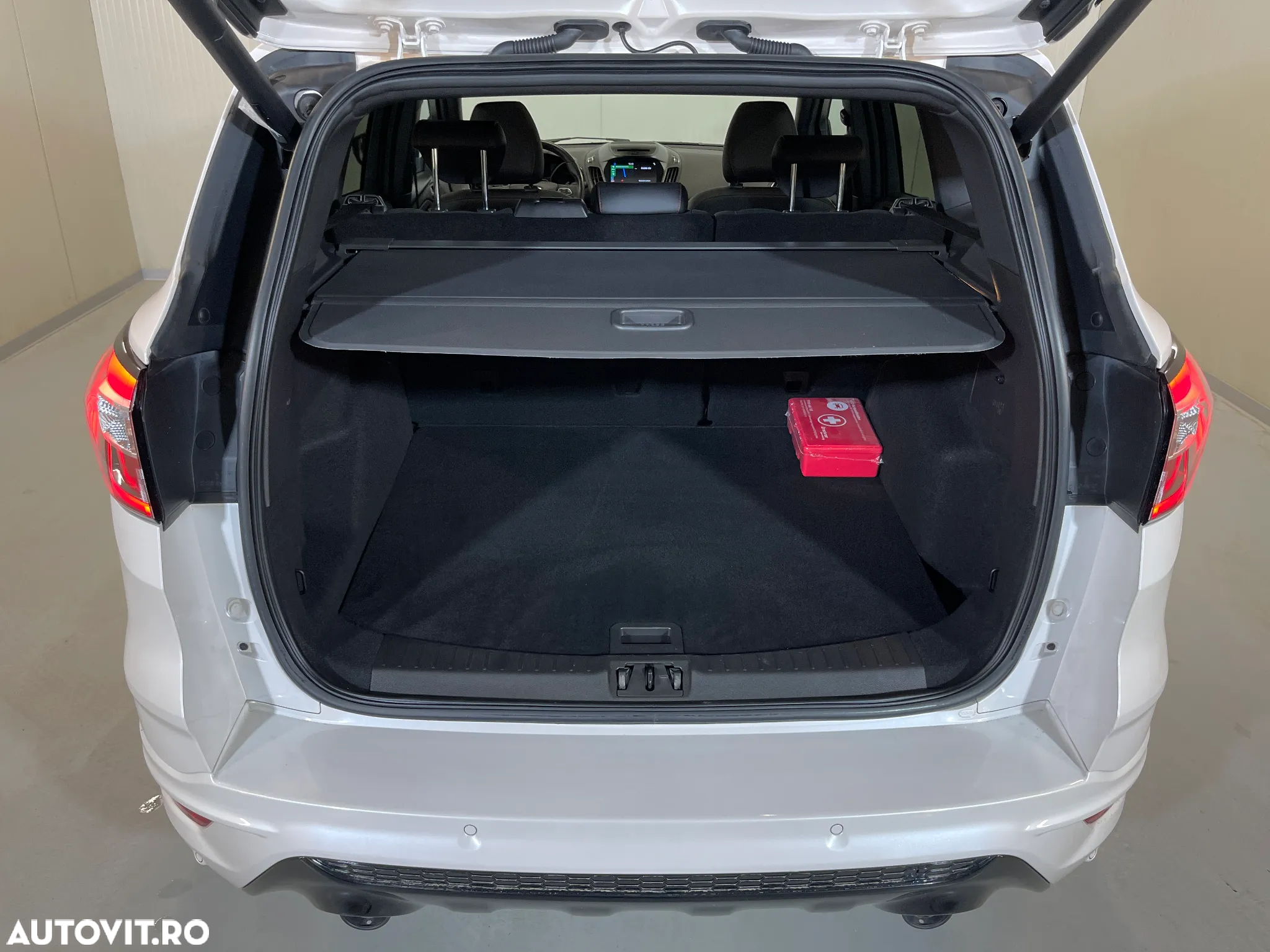 Ford Kuga 2.0 TDCi 4WD Powershift ST-Line - 13
