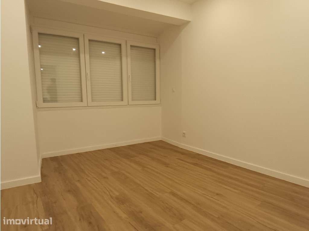 Apartamento T2 Totalmente Renovado com Ótima Exposição Solar em Alv... - Grande imagem: 5/19
