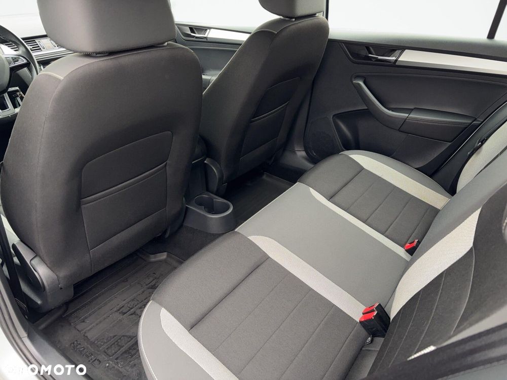 Skoda RAPID - 12
