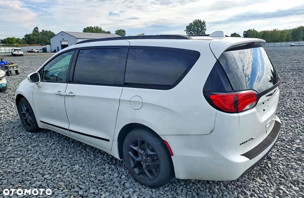 Chrysler Pacifica - 10