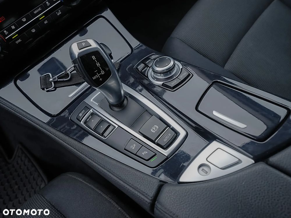 BMW Seria 5 520d xDrive - 28