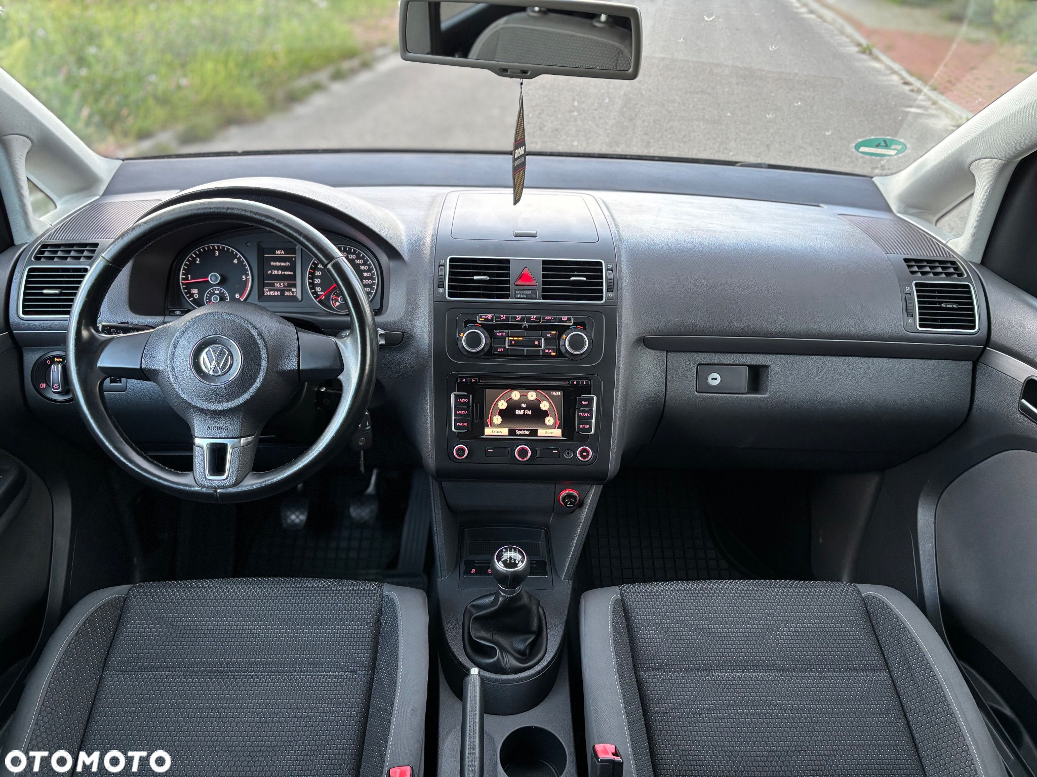 Volkswagen Touran - 12