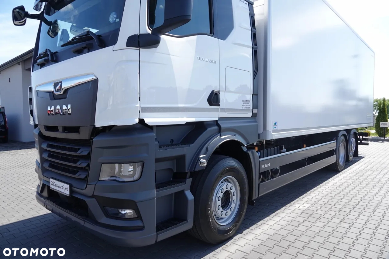 MAN TGX 26.520 / 6x2 / CHŁODNIA -8,6 M / AGREGAT THERMO KING T-1000R / 2025 R / OŚ PODNOSZONA / FABRYCZNIE NOWY - 6