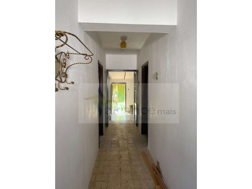 Moradia T4 com Quintal Amplo e Garagem - Oportunidade para Remodela... - Grande imagem: 4/13