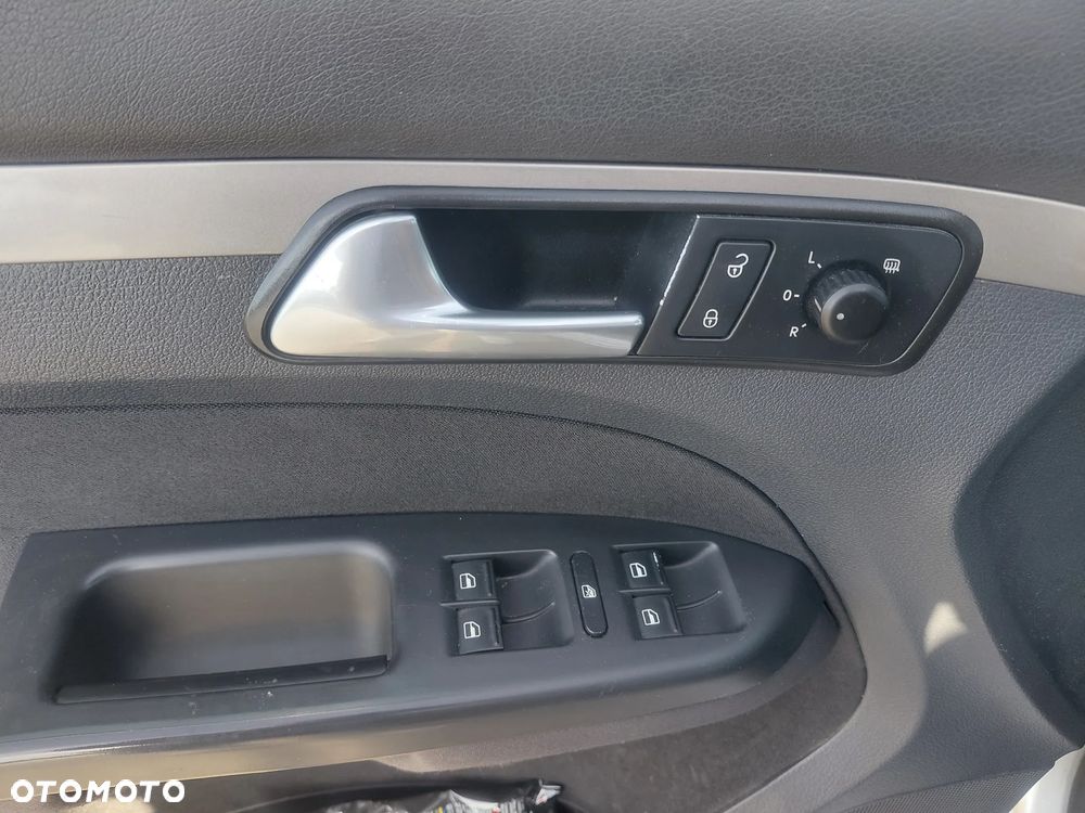 Volkswagen Touran 2.0 TDI Trendline DSG - 9