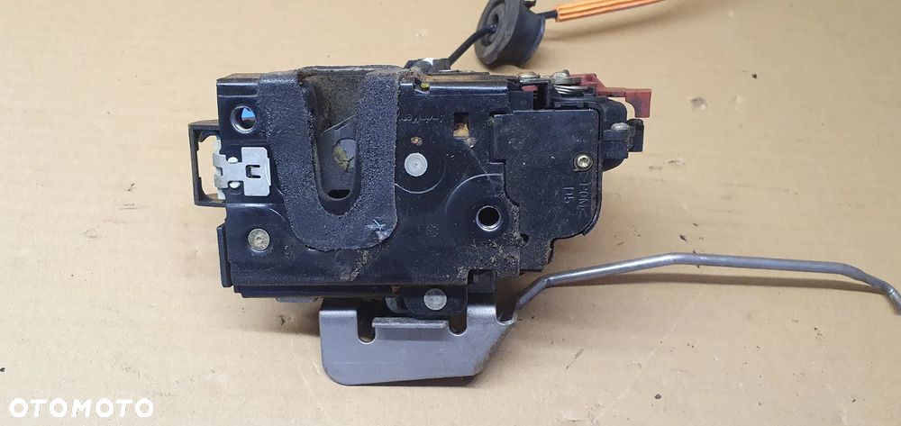 Zamek drzwi prawy przód przedni prawy Audi A8 D3 4E1837016 - 2