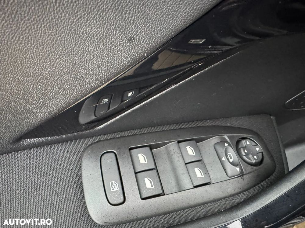 Peugeot 208 1.2 L PureTech Turbo S&S EAT6 Allure - 12