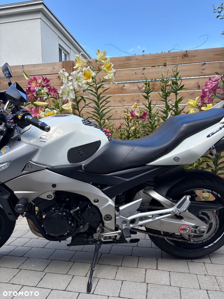 Suzuki GSR - 4