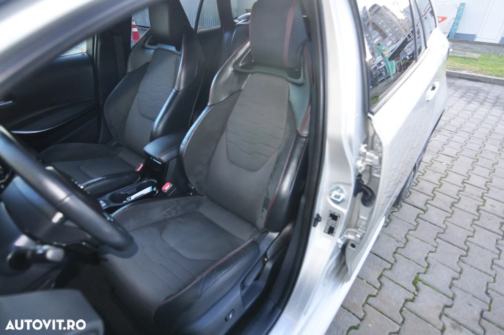 Toyota Corolla 2.0 HSD Exclusive Plus GR Sport Bi-Tone - 6