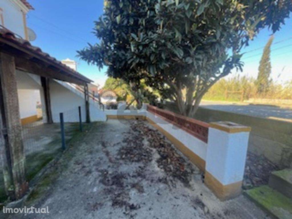 Andar de Moradia T2 com lugar de garagem e quintal em partes comuns de - Grande imagem: 3/28