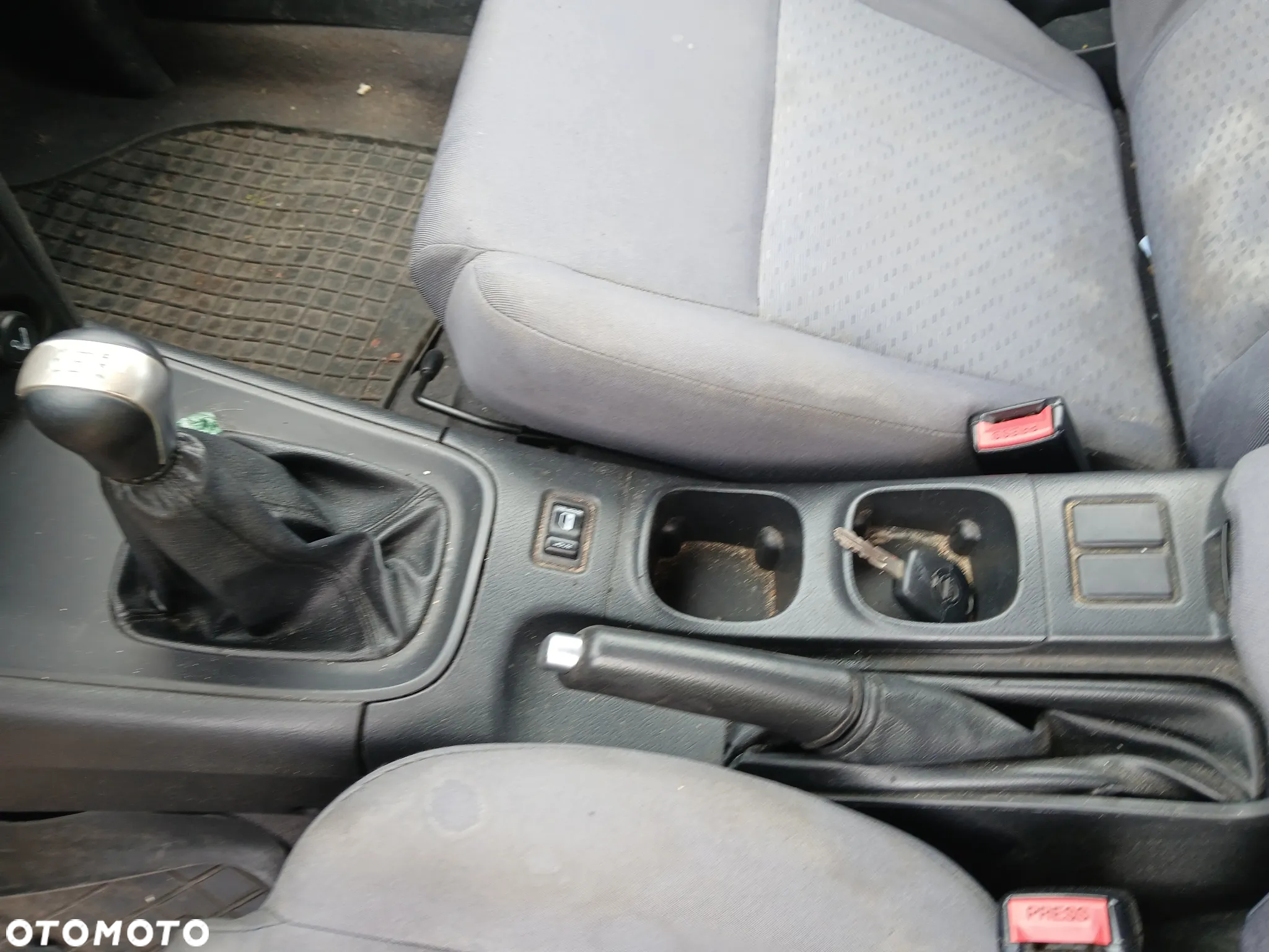 nissan primera P12 HB KY5 fotel fotele kanapa deska kokpit podsufitka boczek boczki klamka - 6