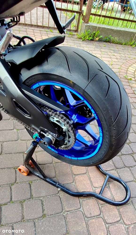 Yamaha R1 - 4