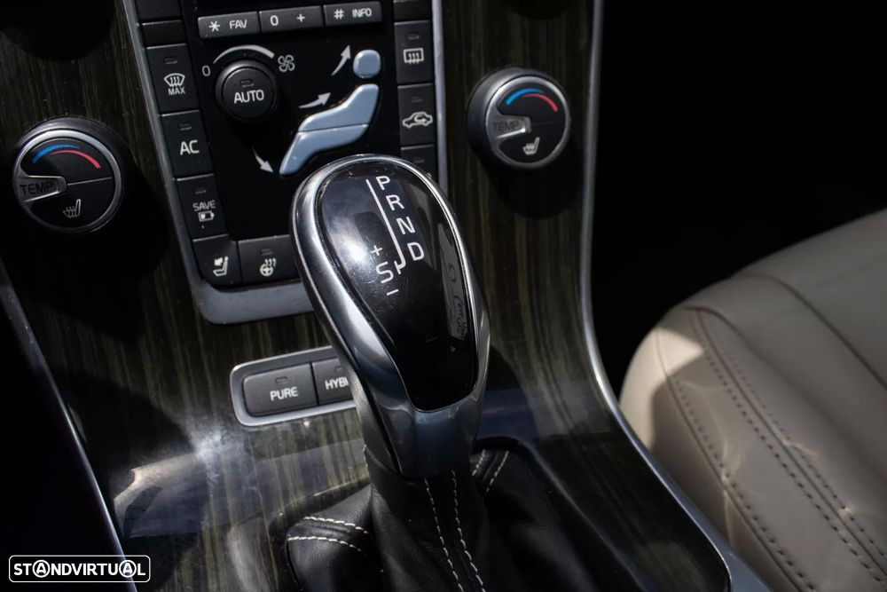 Volvo V60 D6 Plug-In-Hybrid AWD Geartronic Momentum — fotografia 26