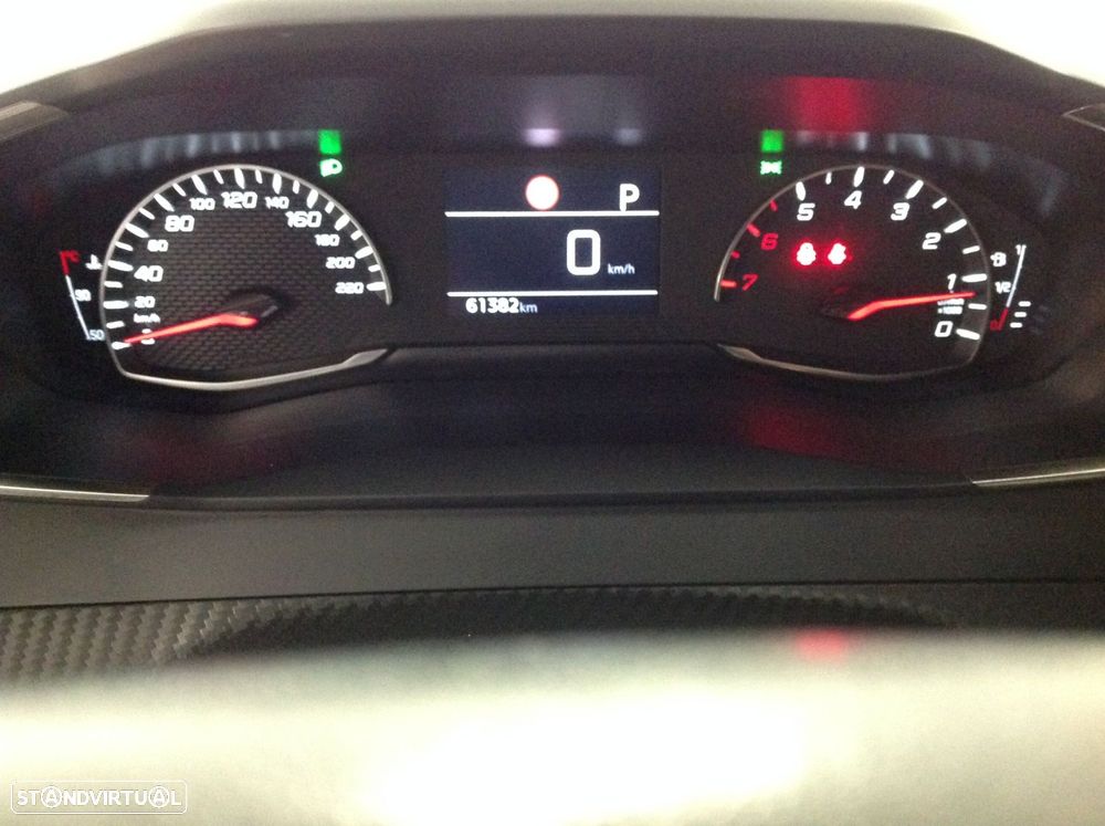 Peugeot 2008 1.2 PureTech Allure EAT8 - 33