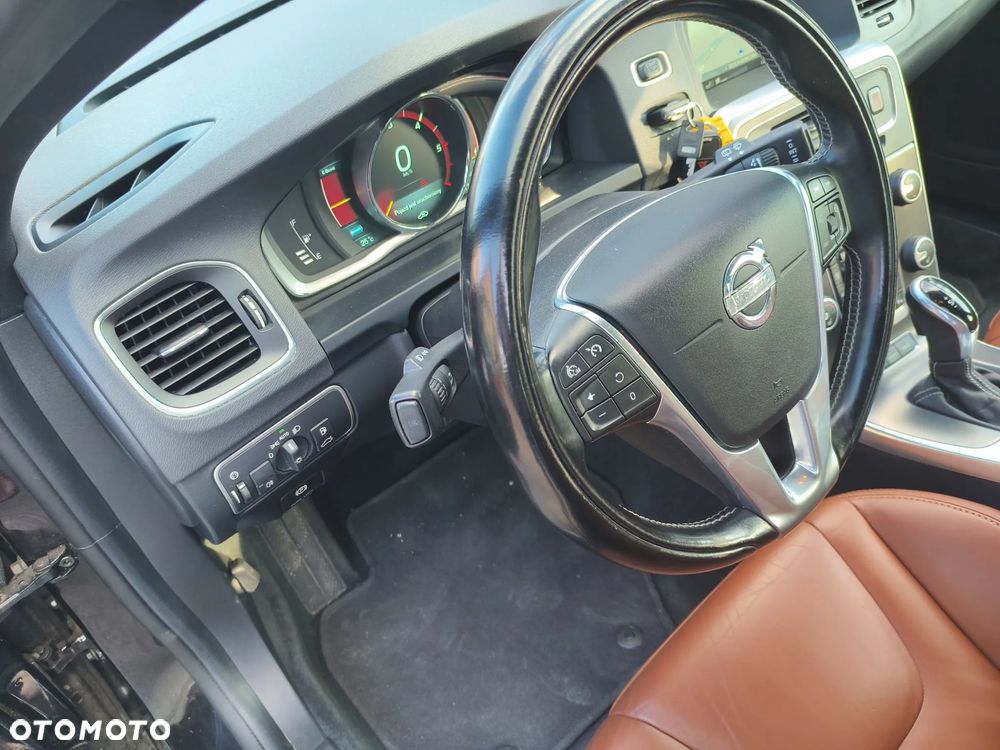 Volvo V60 D6 AWD Plug-in Hybrid R-Design Momentum - 11