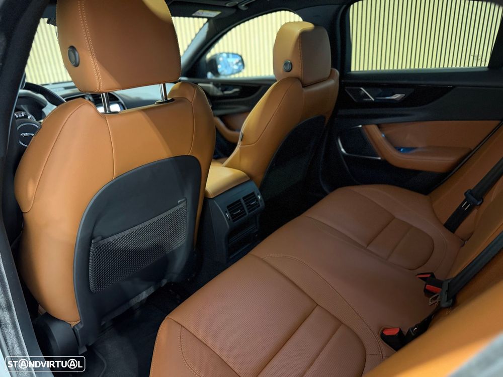 Jaguar XE 2.0 i4 R-Dynamic HSE - 28