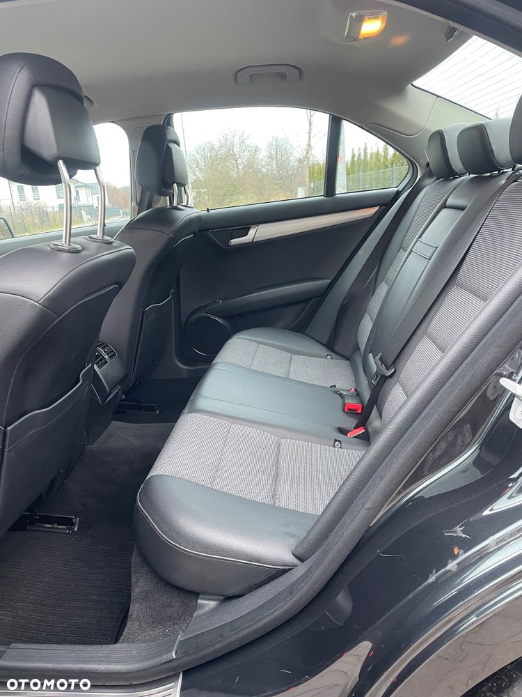 Mercedes-Benz Klasa C 180 CGI Automatik BlueEFFICIENCY Avantgarde - 26