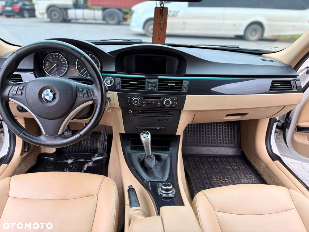 BMW Seria 3 320i - 25