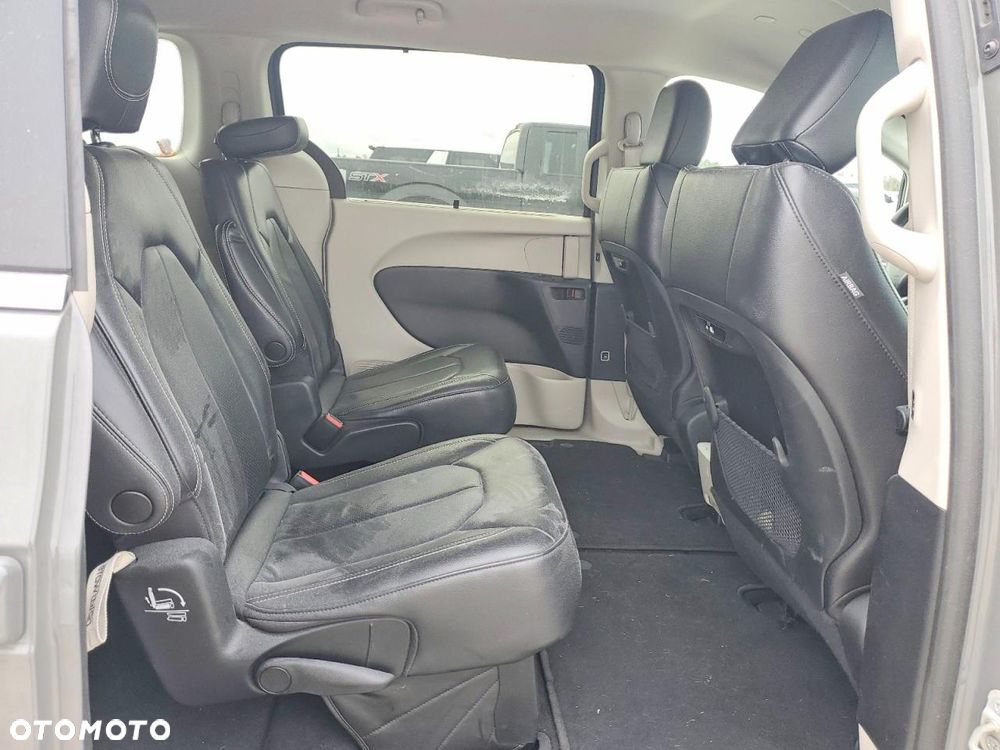 Chrysler Pacifica - 11