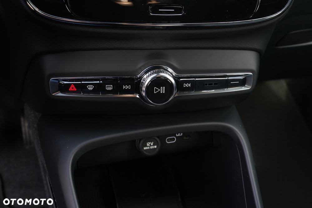Volvo XC 40 B3 Plus Dark - 19