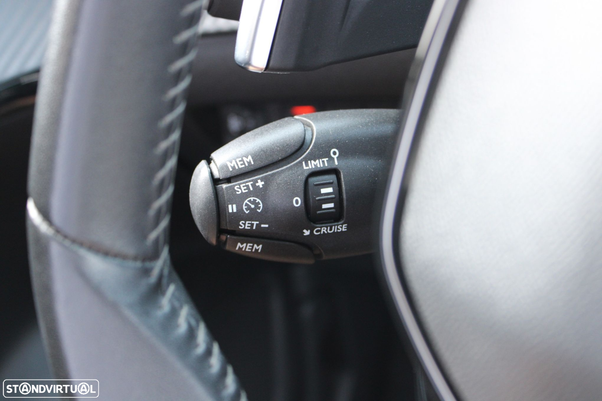 Peugeot 2008 1.2 PureTech Allure Pack EAT8 - 23