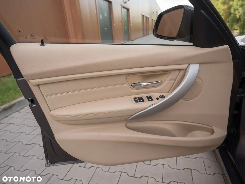 BMW Seria 3 318d Touring Blue Performance - 29