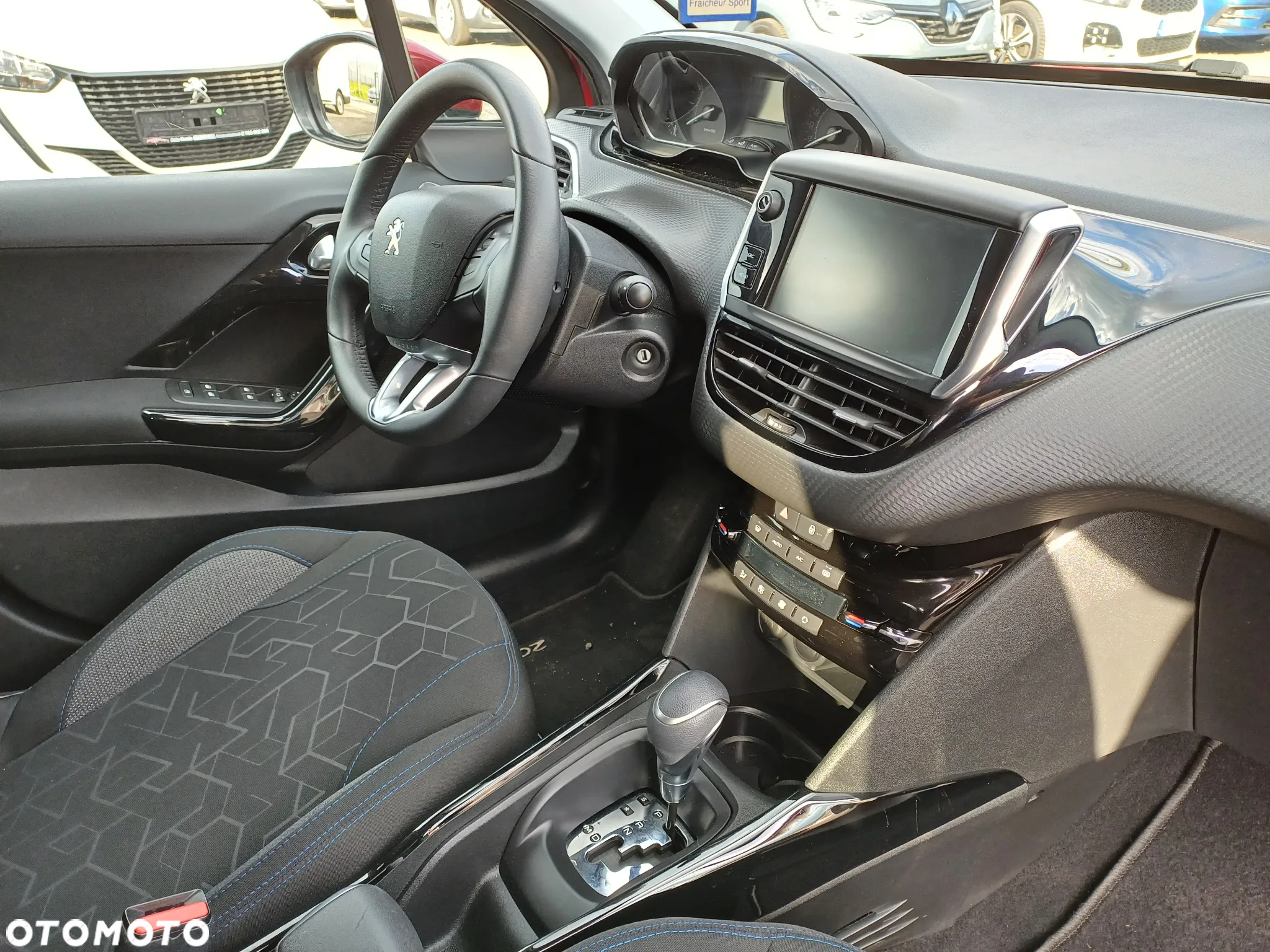 Peugeot 2008 1.2 Pure Tech GPF Signature S&S EAT6 - 10