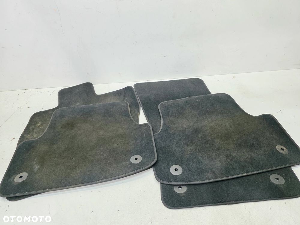 DYWAN DYWANIKI MATERIAŁ WELUR AUDI A3 8V 8V1864435 8V1864436 QA5 - 7