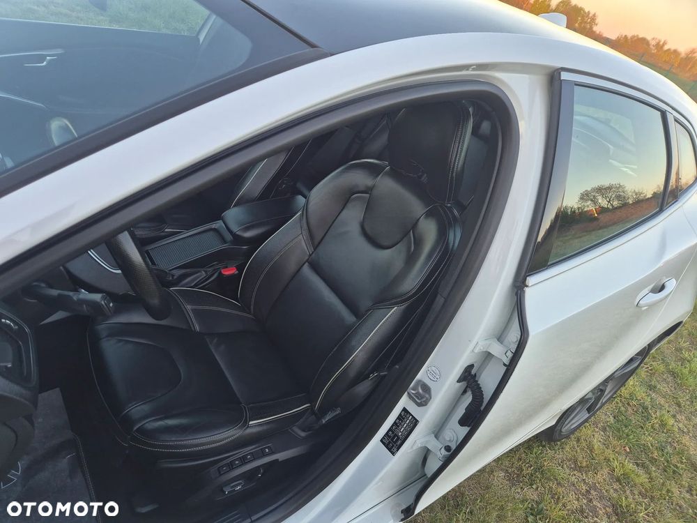 Volvo V40 D2 Drive-E R-Design Momentum - 16