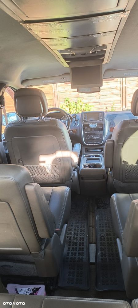 Chrysler Town & Country - 6