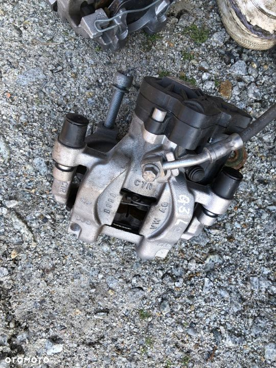 AUDI Q3 2021 ZACISK HAMULCOWY TYŁ OE 3Q0615405 - 5