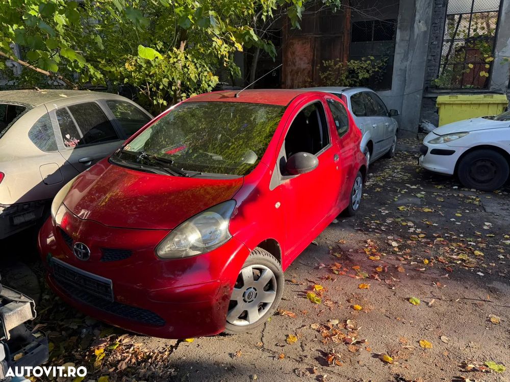 Dezmembrez Toyota Aygo coupe rosu 1.0 benzina 2006 - 2