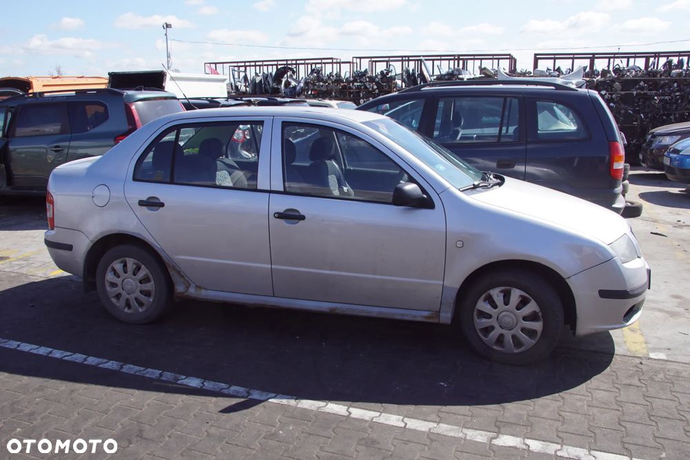 Auto na części - Skoda Fabia I Lift 1.2 12V 64 KM AZQ GSB LF7T 2005R Silnik Skrzynia Drzwi Maska Błotnik Zderzak Klapa Lampa Lusterko Klamka Szyba Deska Kokpit Sterownik Moduł Czujnik Licznik Panel Kierownica - 4