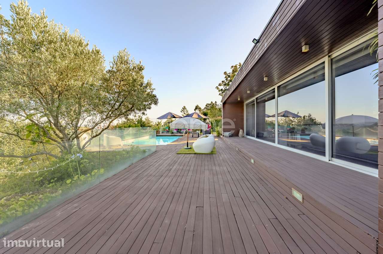 Moradia T4 contemporânea com piscina e amplo jardim, na Cruz