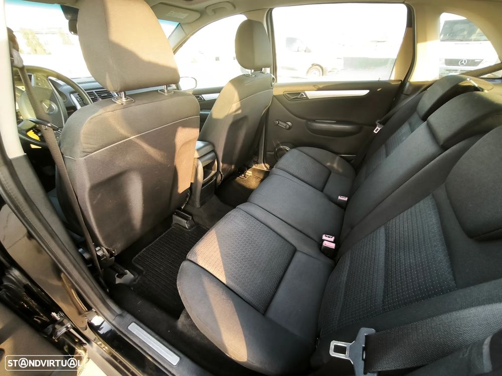 Mercedes-Benz B 180 CDI — fotografia 11