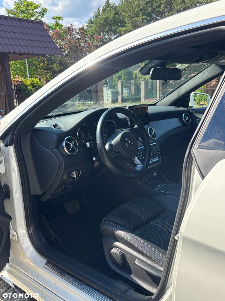 Mercedes-Benz CLA 180 7G-DCT - 14